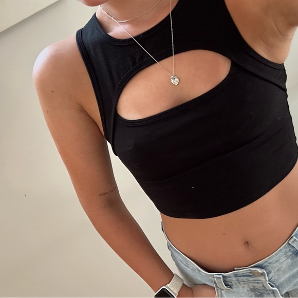 Black tank top - Picture 3 of 3